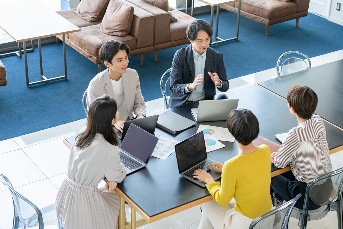 ホームページ制作会社に依頼する