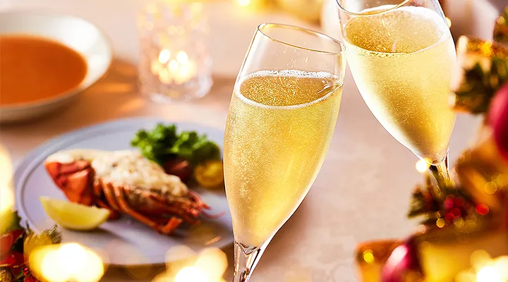 複数人が外でダンスを踊っている写真