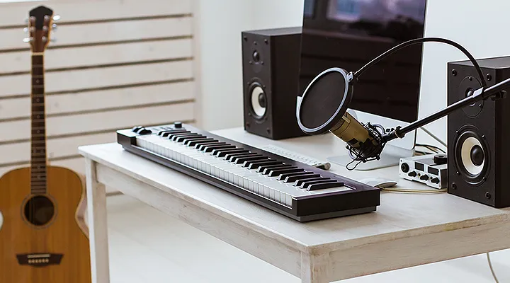 登山装備の女性3人が並んでいる写真